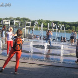 Ростовчане отдыхают на день города у танцующего фонтана на набережной